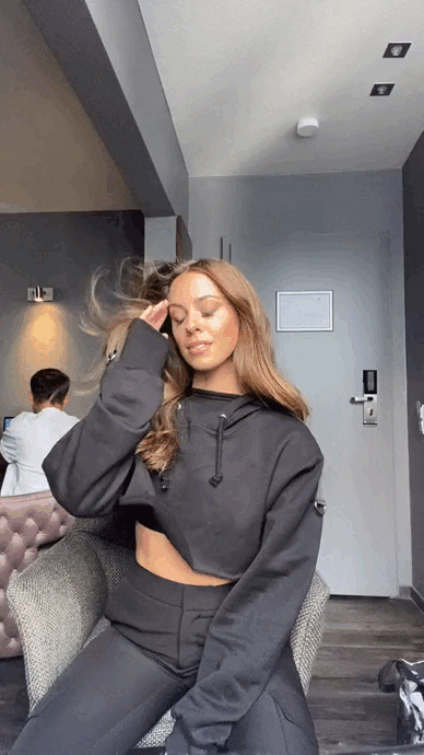 schr-dress-Snaptik_7007422841515724037_vanessa-mai.gif