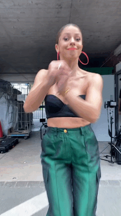 Oben-.-Snaptik_7010086967975120134_vanessa-mai.gif