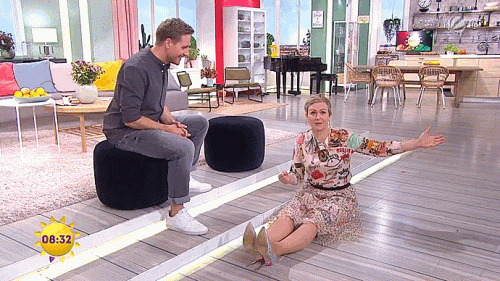 vlc-record-2022-01-11-22h31m39s-Kurz-upskirt-Karen-Heinrichs-in-silver-shoes---FFS---HD---12.-October-2021.mp4.gif