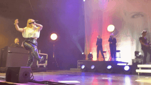 vlc-record-2022-05-17-20h32m01s-Beatrice-Egli-Munchen-2022-Circus-Krone---Verboten-gut.mp4.gif