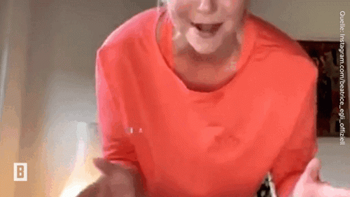 vlc-record-2022-08-03-08h54m41s-Beatrice-Egli---Beim-Workout-mit-Regina-Halmich-fallt-ihr-fast-die-Oberweite-raus.mp4.gif