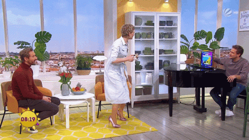 vlc-record-2022-09-21-12h19m18s-Karen-Heinrichs---04.02.2021---leggy-nylon-heels-1.gif