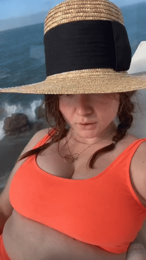 Emma Rose Kenney prächtig prall im Bikini (11.10.2022) 01