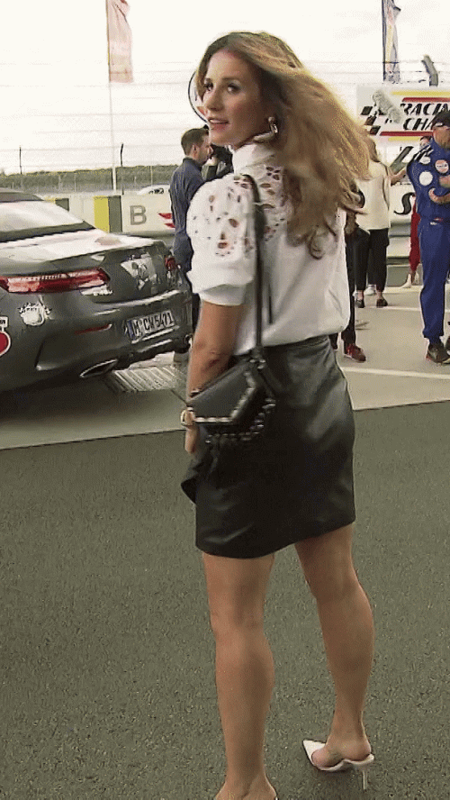 Mareile Hoppner leggy im Ledermini 05.09.2019 02