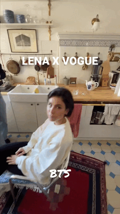 It-was-a-Vogue-kind-of-day--InTheBag-VOGUEGermany.gif