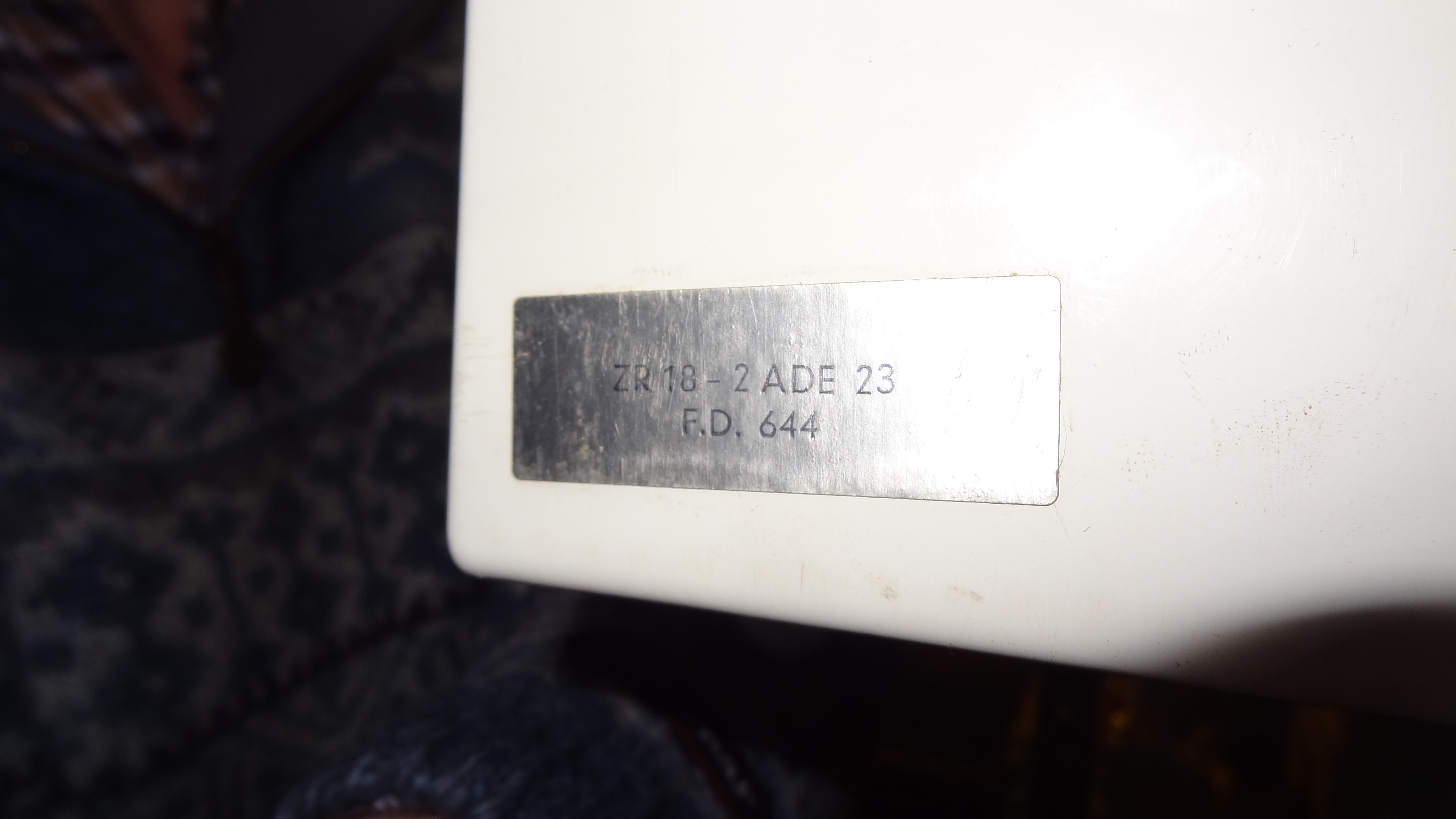 Wo finde ich das Typenschild Junkers ZR 182 ADE 23? HaustechnikDialog