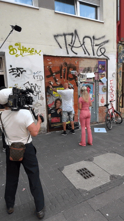 plakateklebenmitEvelyn.gif